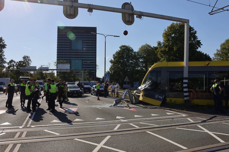 Drie gewonden na ernstige botsing tussen lijnbus en tram in Utrecht